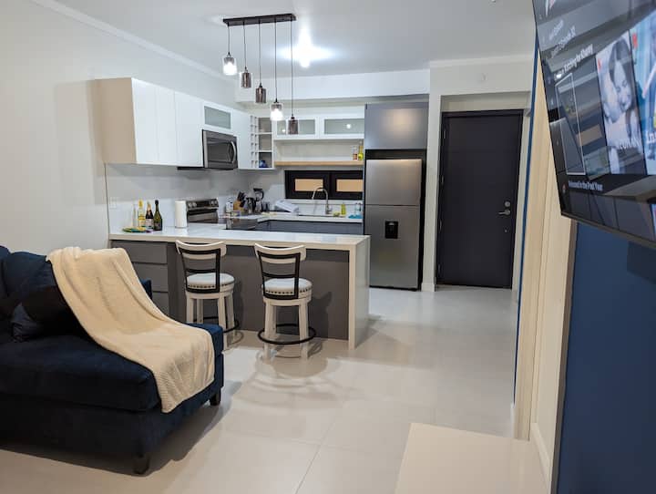 Luxury 1br Condo W/mountain Views And Rooftop Pool - Kingston