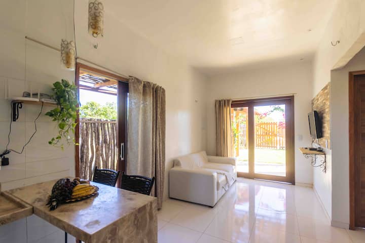 غرفة معيشة مضاءة

جيدًا مع تلفزيون بقنوات مفتوحة وسرير أريكة.