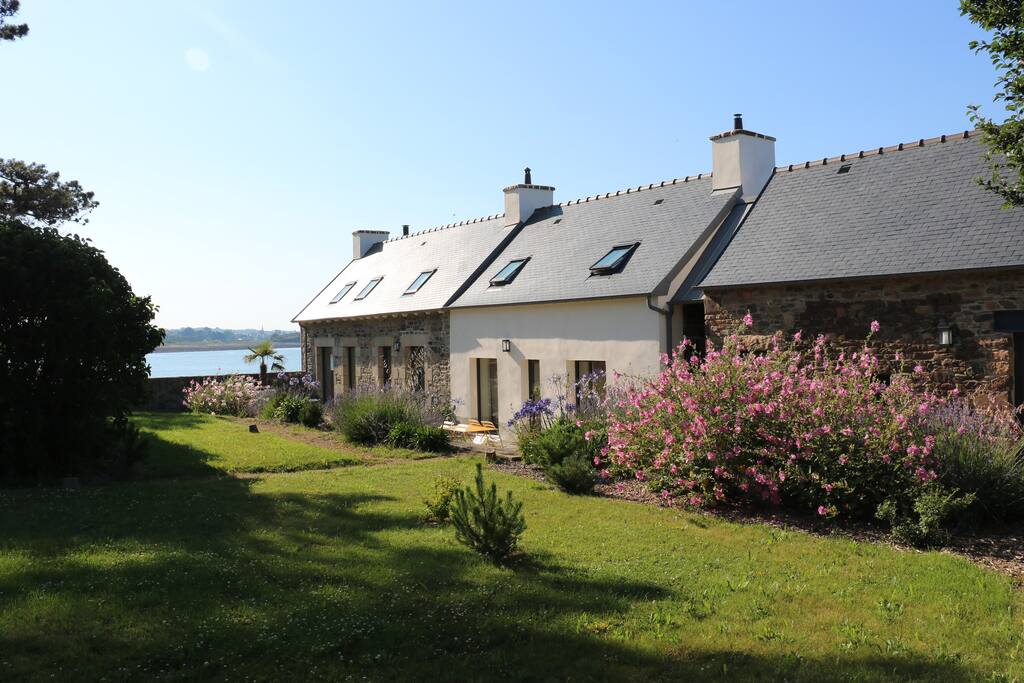 Le jardin des petites maisons en été