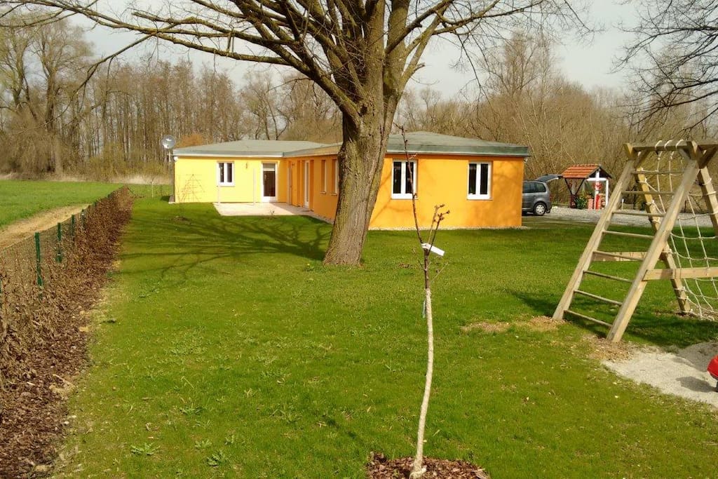 Garten und Außenansicht