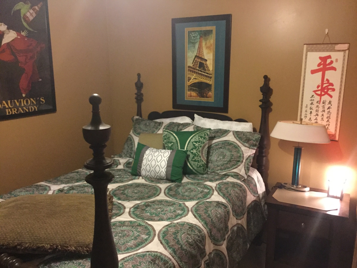 Bedroom 1: full size bed 