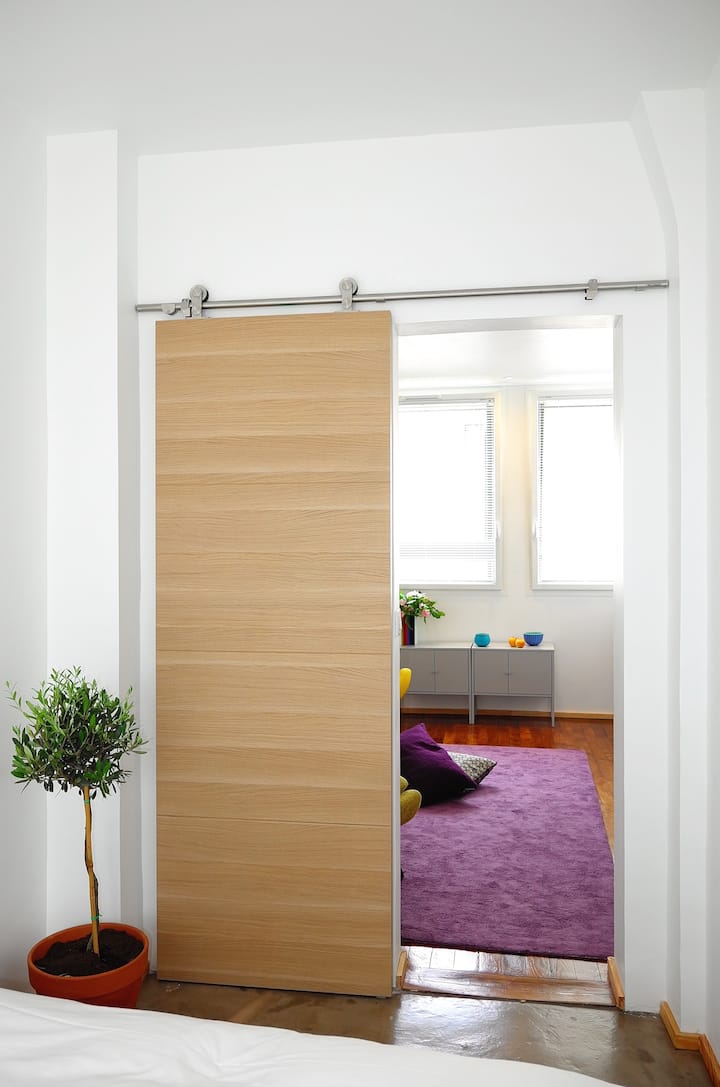 De woonkamer vanuit de slaapkamer