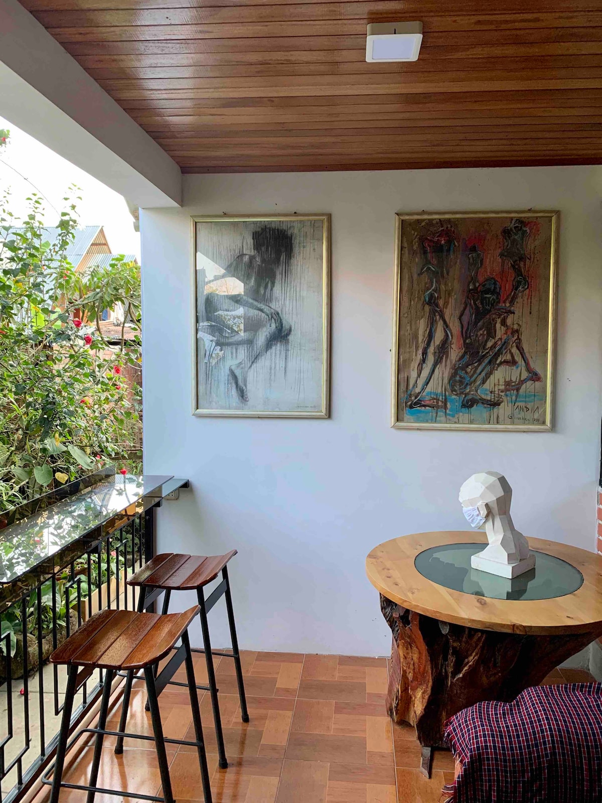 Një dhomë ndenjjeje me pamje nga oborri i pasmë.