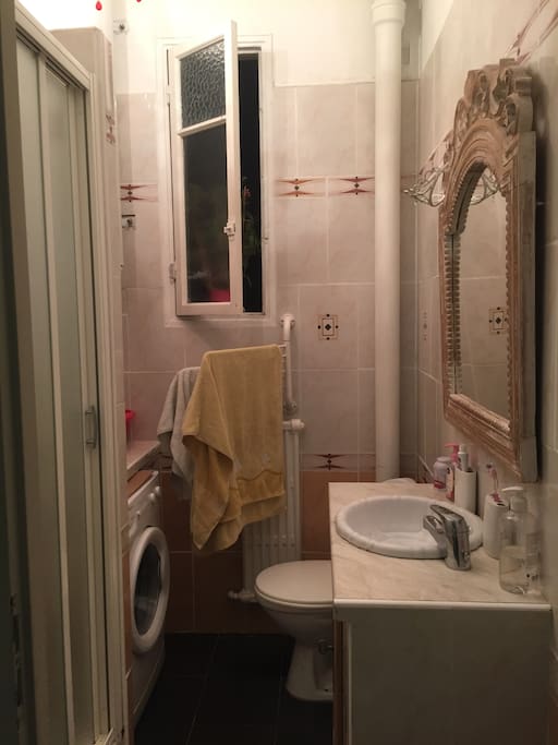 Salle de bain, petite mais fonctionnelle.