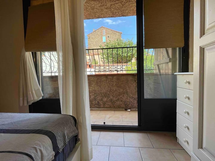 Habitación principal con vistas a un balcón con vistas a la salida de la zona protegida "La Mauresque" y su cala.
El vecindario es tranquilo..