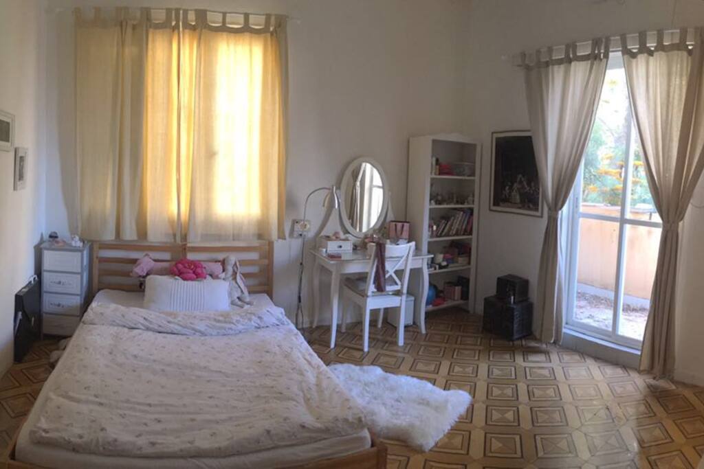 Master bedroom 2 with a 140X200 bed and a balcony