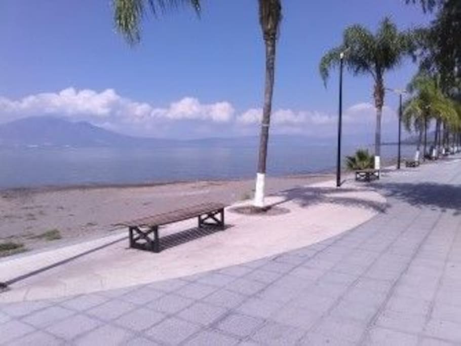 Wow!! Ajijic y El Malecón! Cinco minutos caminando! TWO blocks to the lake, four to the Malecon!