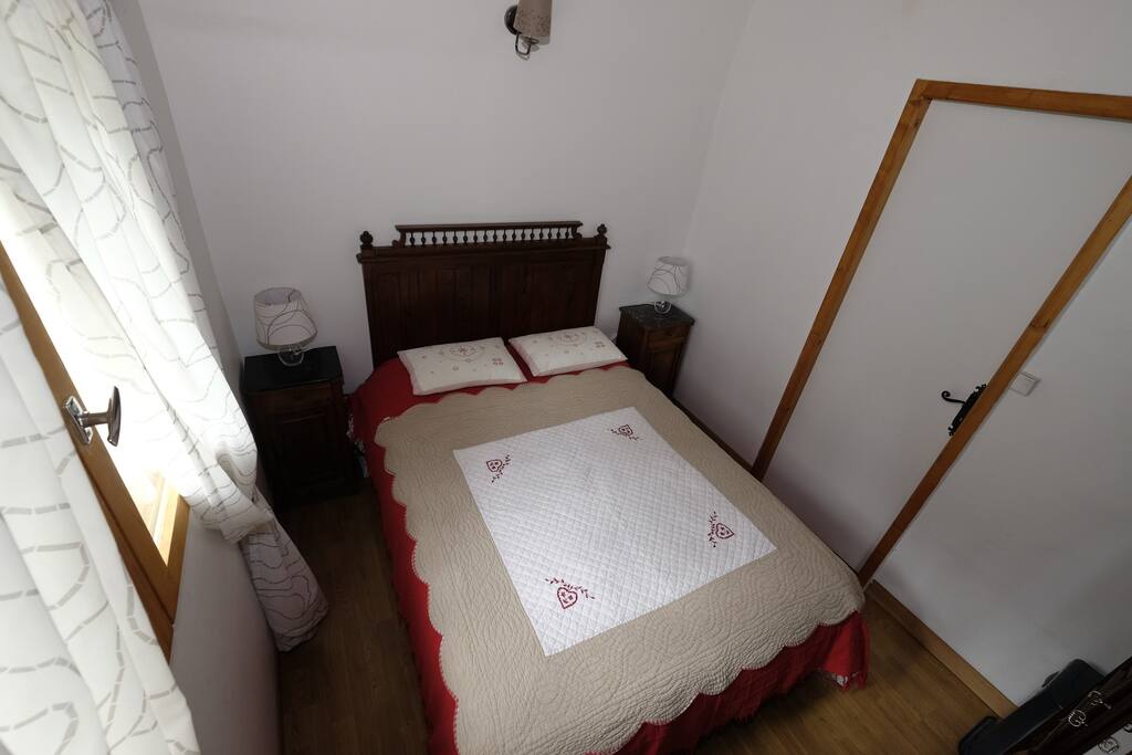 Chambre sur le devant de l'appartement