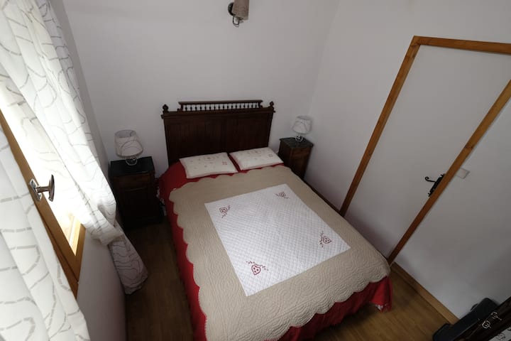 Dhomë gjumi në pjesën e përparme të apartamentit