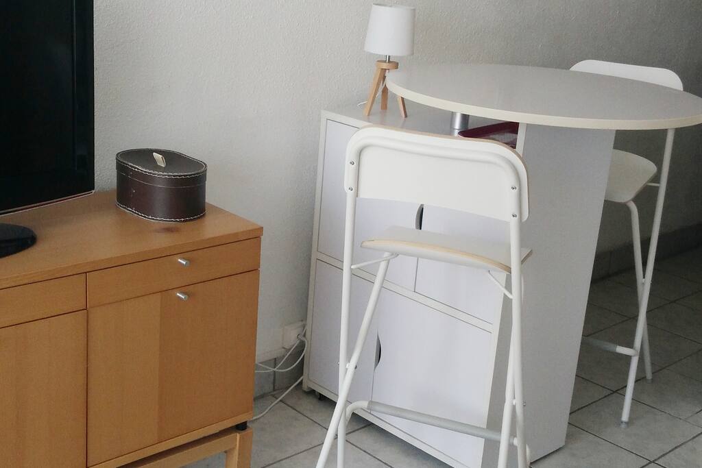 MANGE DEBOUT