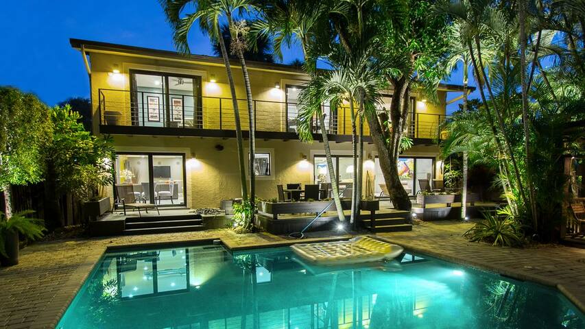 Modern Two Story Lush Paradise w/ private Pool gallery image 2