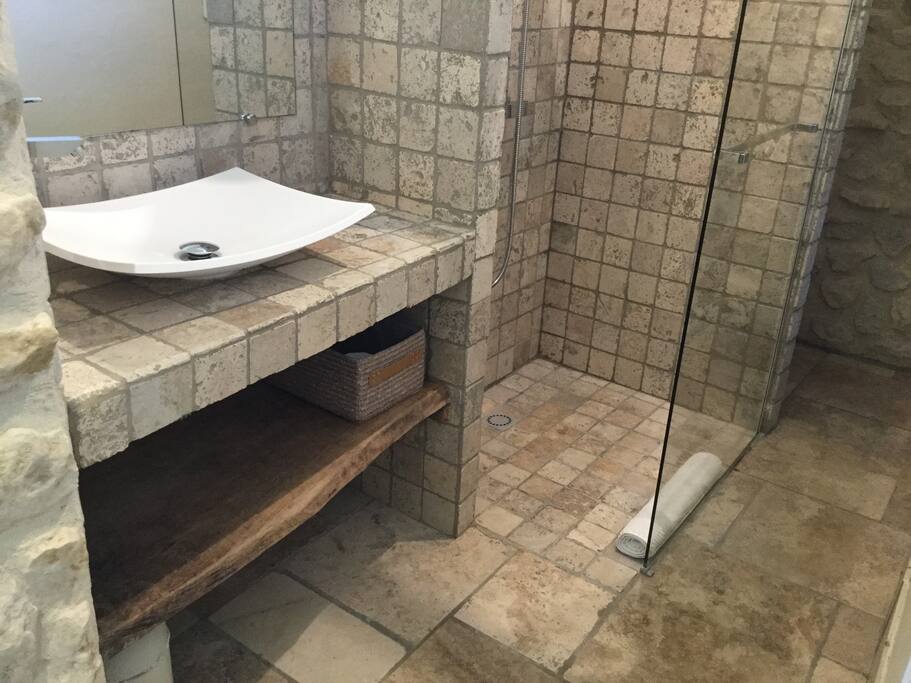 Salle d'eau avec douche à l'italienne