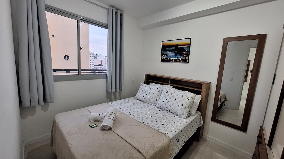 房间设有双人床、遮光窗帘、衣柜、大镜子、床上用品和浴巾，可欣赏街景。