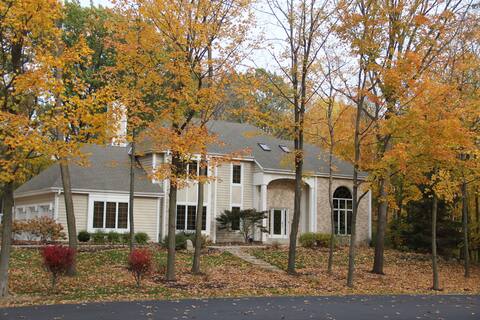 Beautiful Estate Home Private Acre Lawn & Gardens!