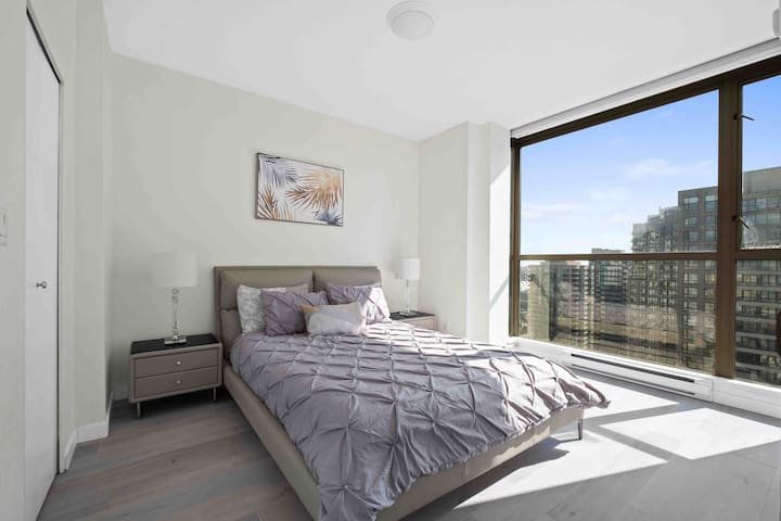 BEAUTIFUL CONDO HEART OF DOWNTOWN +free parking gallery image 3