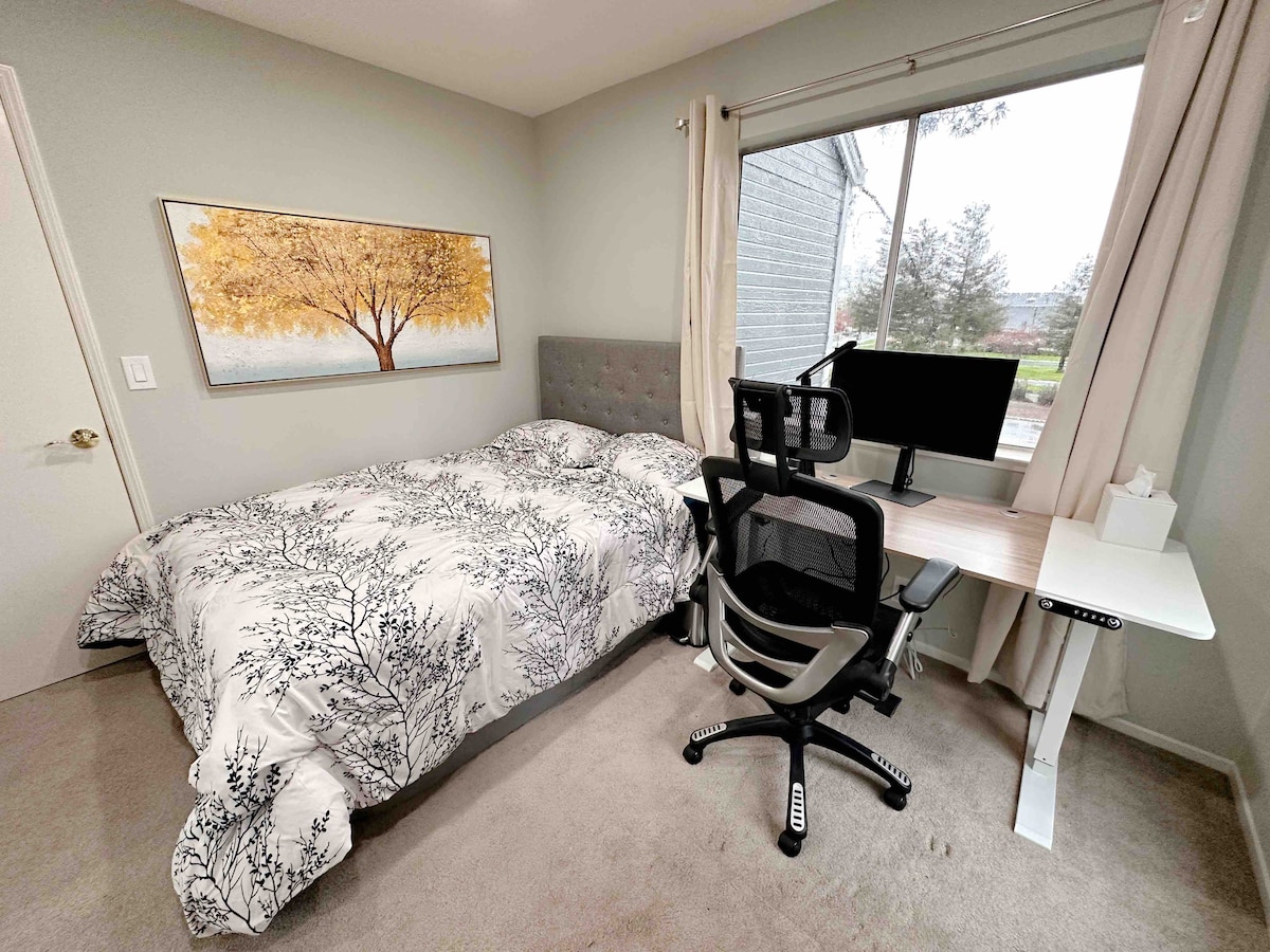 Двоен размер с работно бюро, с хибриден матрак и меки чаршафи с 400 нишки за спокоен и релаксиращ престой.