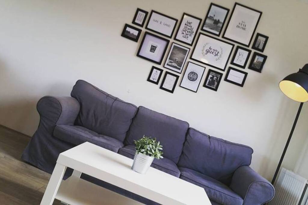 Modern ingerichte woonkamer.