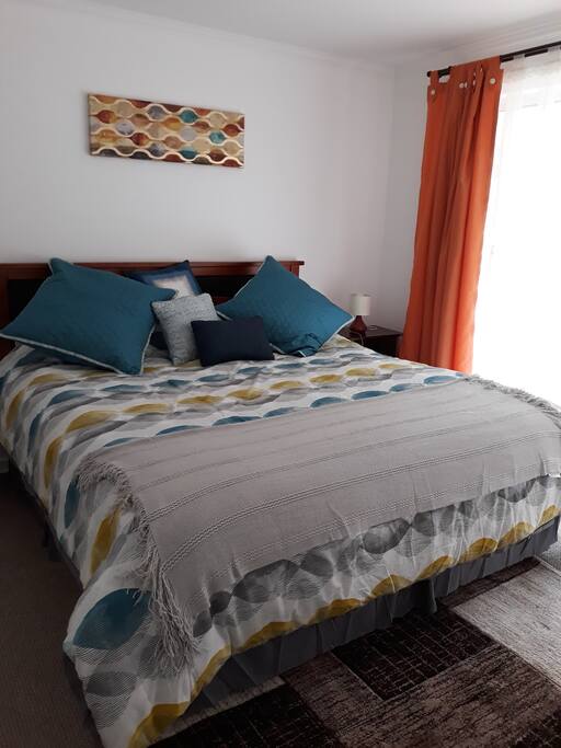 Dormitorio principal en suite con baño privado, walking closet y cama king