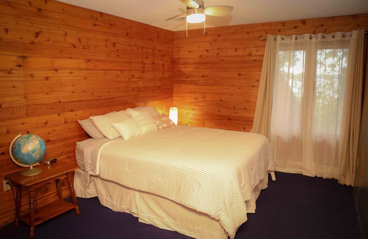 Dhomë gjumi e rehatshme e vendosur në katin e poshtëm. 