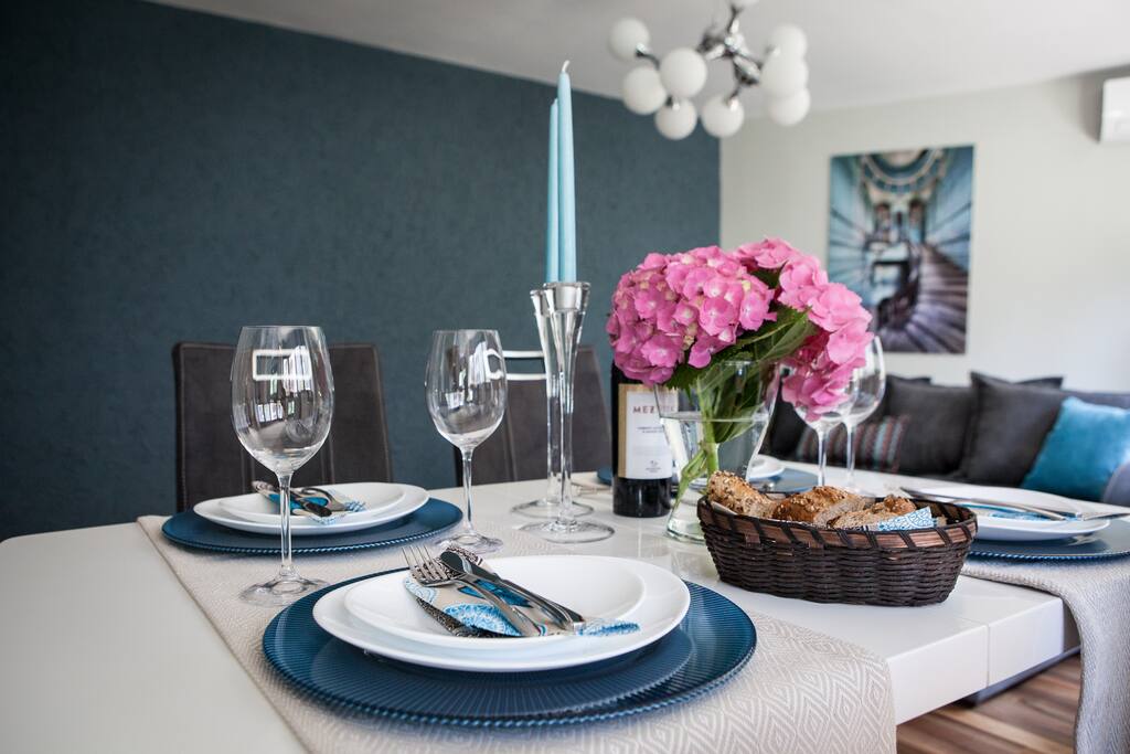 Everything you need for a classy dinner...