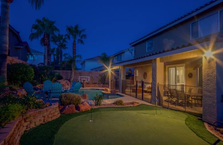 Paradise off the strip, Big Loft&Fun backyard gallery image 3