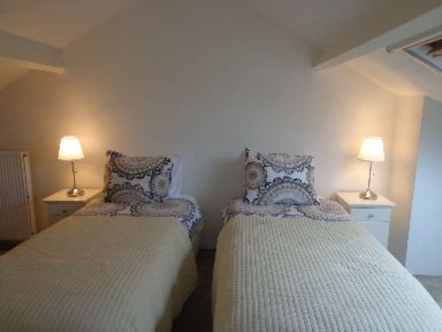Slaapkamer, 2 eenpersoons boxspring bedden