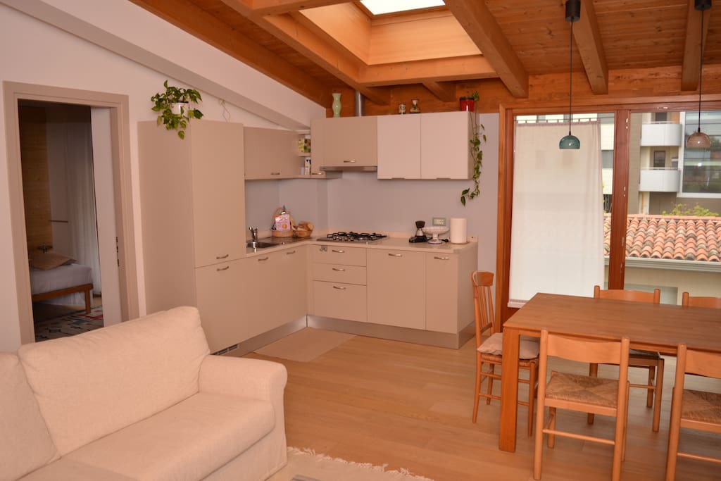 Zona giorno e angolo cucina