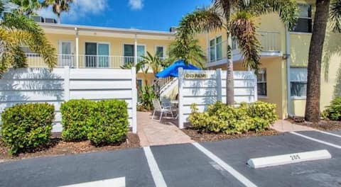 Top performing Airbnb: 1 block from Paradise, 3 blocks from Downtown in Venice