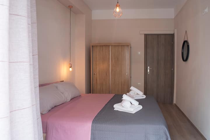 1. SPAVAĆA SOBA SA ZATVORENIM ORMAROM 