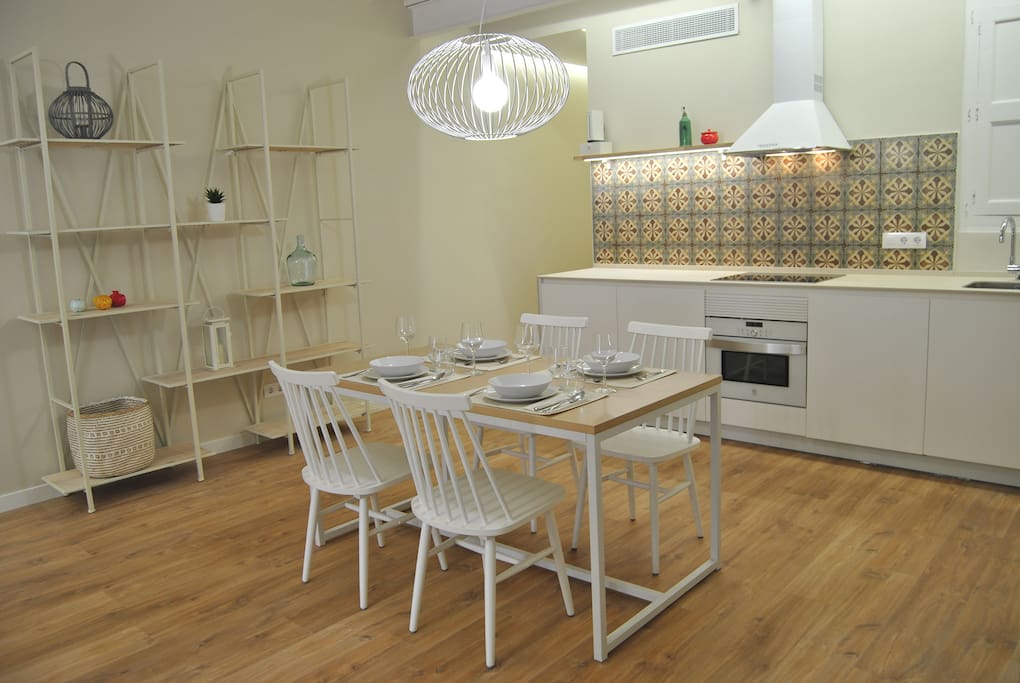 Comedor para 4 comensales con menaje completo de mesa y servicio.