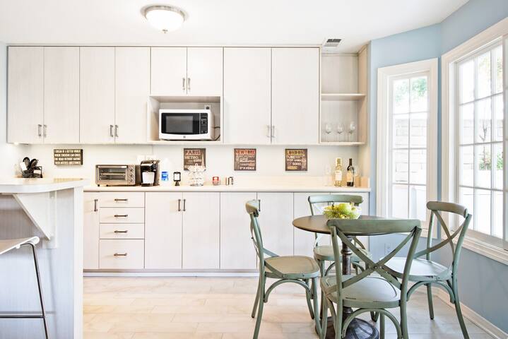 Welcoming Guesthouse with Pool in Encino