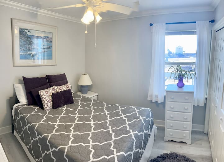 ゲスト用ベッドルームにはクイーンサイズベッドがあります。