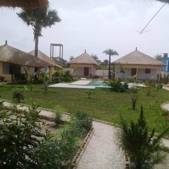 Vue d'ensemble des 3 cases de charme face à la piscine