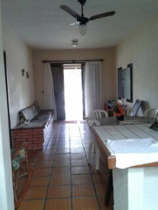 Sala de estar e início da cozinha.