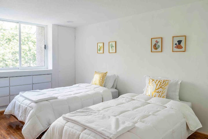 ห้อง 2 พร้อมเตียงเดี่ยว 2 หลัง 