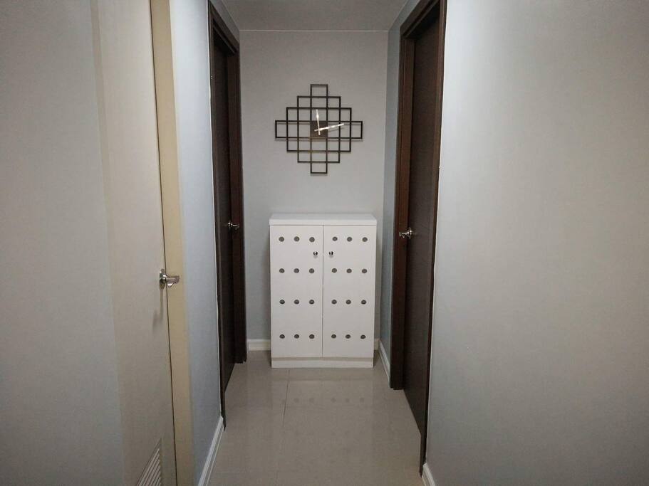 Hallway between the two bedrooms