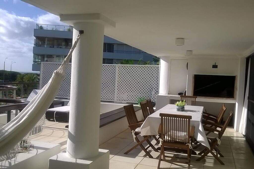 Amplia terraza con parrilla