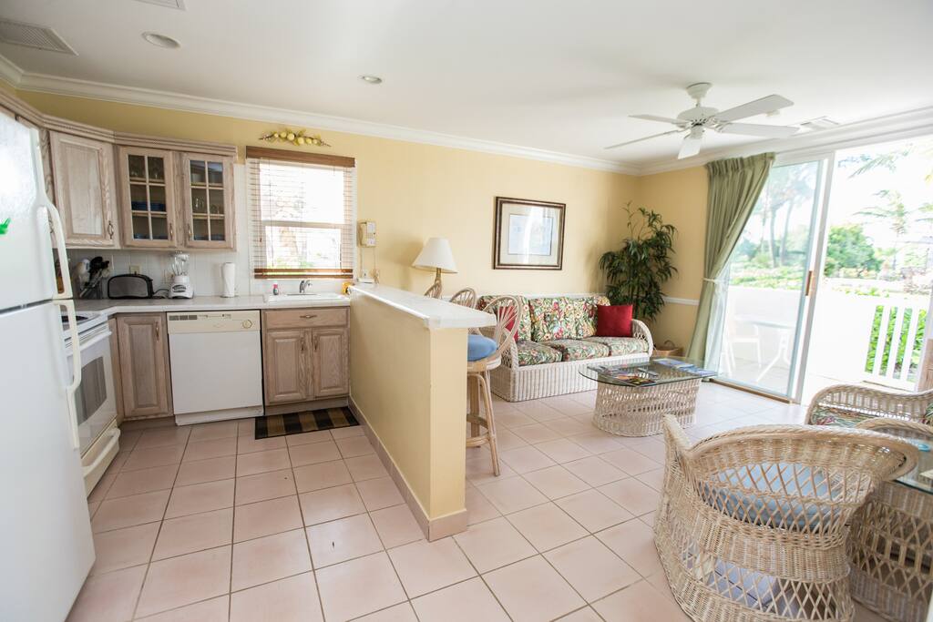full kitchen amenitites