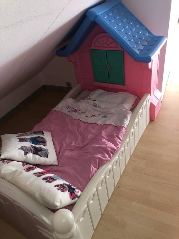 Dhomë vajzash në katin e dytë