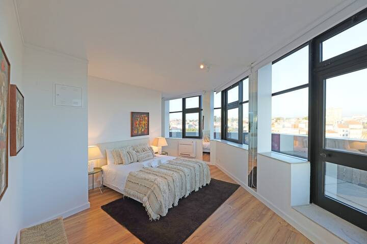 Porto Stunning Central Penthouse – Free parking gallery image 4