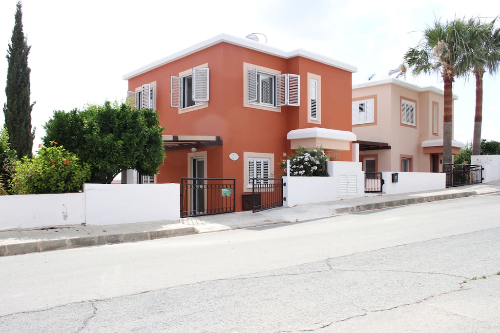View of villa from the front (roadside)