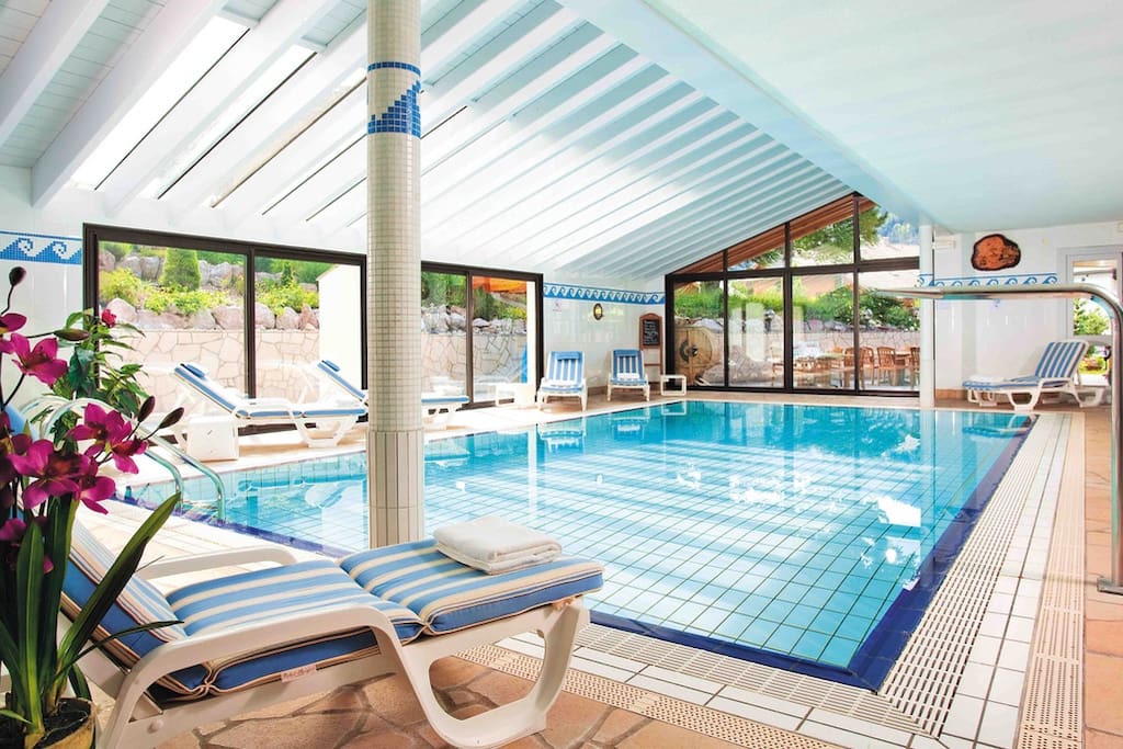 Espace Piscine avec piscine intérieure, salle de relaxation, Jacuzzi, Hammam, Sauna, Transat (intérieur et extérieurs)
