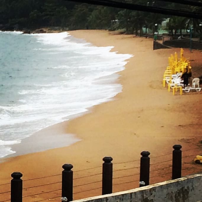 visão da praia a 60 metros da casa de hóspedes