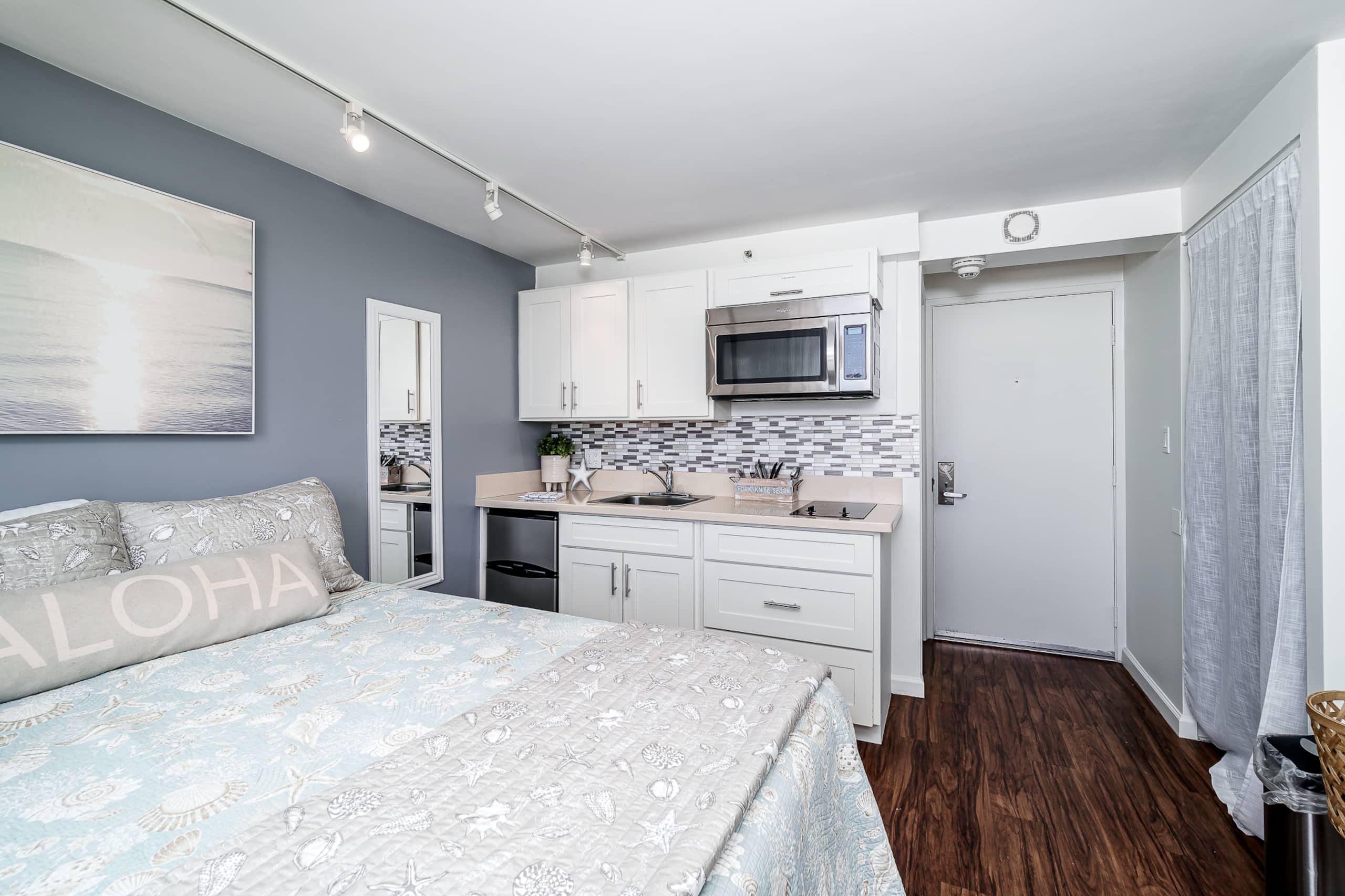 Condo in Honolulu · ★4.73 · Studio · 1 bed · 1 private bath - Image 1