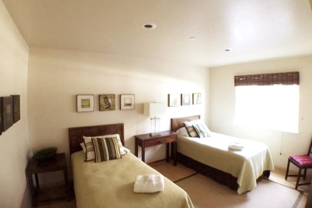 Dva kreveta za jednu osobu u prizemlju.