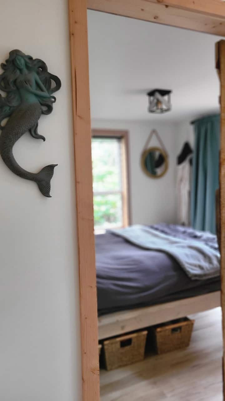 ห้องนอนใหญ่พร้อมเตียงควีนไซส์สะดวกสบาย