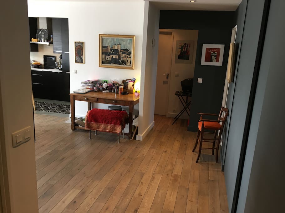 Quand on rentre dans l'appartement. A gauche : pièce à vivre, à droite les chambres, au fond les wc. / When you enter the apartment. Left: living, right bedrooms, straight: bathrooms.