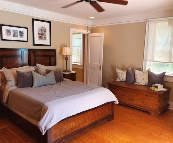 Cozy & Private 1BD Downtown Chs