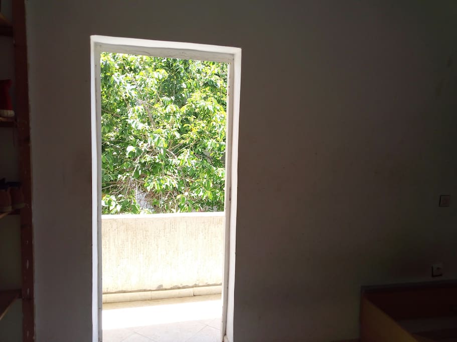 Une chambre de 12 m² ,avec un balcon et un placard