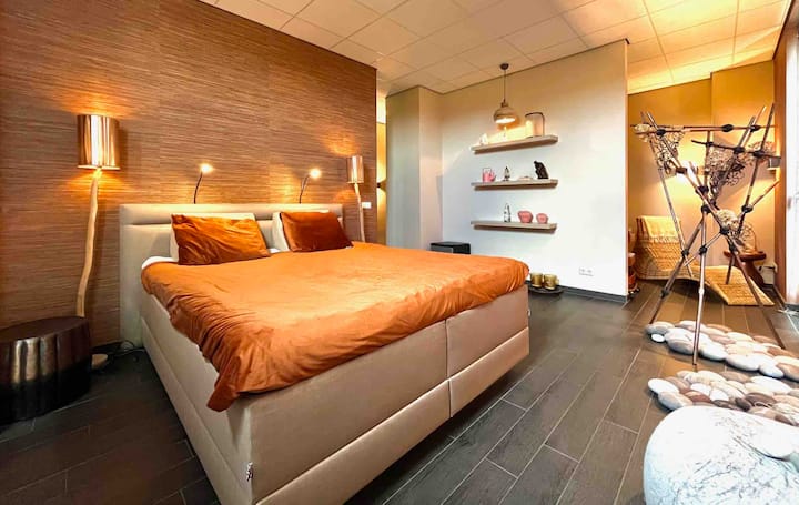 ห้องนอนใหญ่พร้อมเครื่องทำความร้อนใต้พื้นเตียงน้ำไฟหรี่ได้ห้องอบไอน้ำซาวน่าฝักบัวอาบน้ำคู่ตู้เสื้อผ้าแบบเดินเข้าได้เครื่องกรองอากาศ 